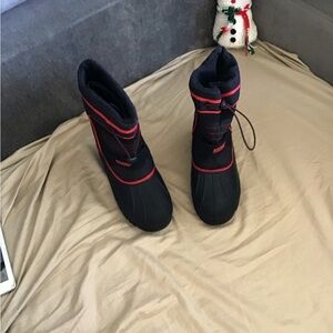 Khombu Kids Boots in Black and Red